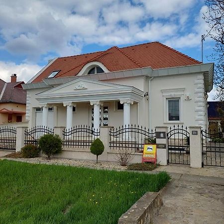 Апартаменти Gombos Apartman Гайдусобосло Екстер'єр фото