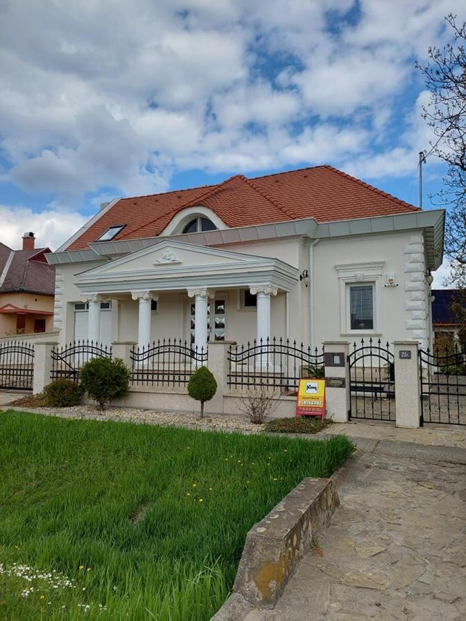 Апартаменти Gombos Apartman Гайдусобосло Екстер'єр фото